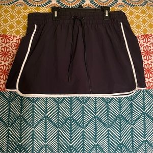 Black GapFit tennis skirt with white lining